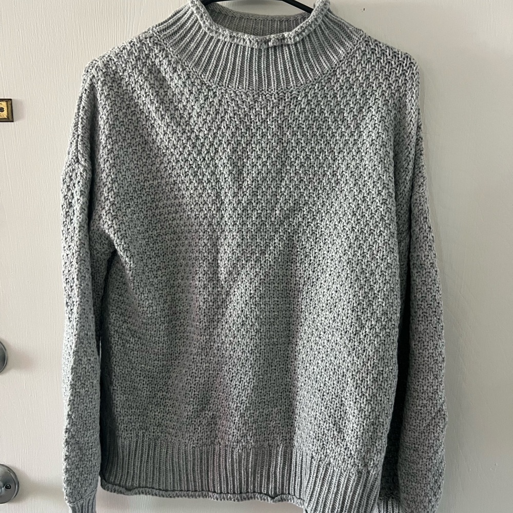 Gray Cable Knit Crewneck Sweater with Textured Pattern
